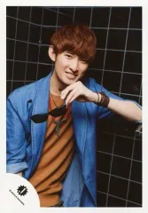 【中古】生写真(ジャニーズ) 関西ジャニーズJr./向井康二/上半身・衣装青・茶・左手サングラス・左肘掛け・背景黒/16夏「ANOTHER ＆ Summer Show」パンフレット＆グッズ撮影オフショット/公式生写真