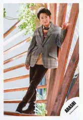 【中古】生写真(ジャニーズ) 嵐/大野智/全身・衣装グレー茶色・足交差・左手柱/シングル「君のうた」MV＆ジャケ写撮影オフショット/公式生写真