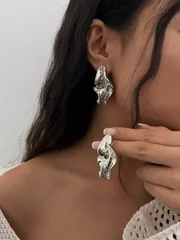 ジュエリー レディース イヤーアクセサリー 1ペア デリケートでパーソナライズされたクリエイティブな金属製のアシンメトリック抽象的な葉のスタッドピアス、ヴィンテージのシンプルでエレガントなピアス、日常の通勤、お祭り