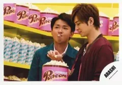 【中古】生写真(ジャニーズ) 嵐/大野智・松本潤/横型・バストアップ・松本ポップコーン持ち.衣装赤茶・大野衣装緑/公式生写真