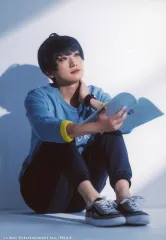 【中古】生写真(男性) 定本楓馬(月岡紬)/座り・キャラクターショット/「MANKAI STAGE『A3!』ACT2! ～WINTER 2024～」ソロブロマイド