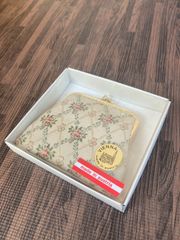 【未使用】花柄刺繍がま口ポーチ　手作りオーストリア製　箱あり