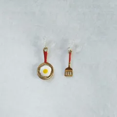 キッチンモチーフ 目玉焼き付きフライパン × フライ返し アシンメトリー 樹脂イヤリング ノンホールピアス