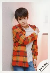 【中古】生写真(ジャニーズ) 関西ジャニーズJr./角紳太郎/膝上・衣装白・赤・黄色・チェック柄・右手肩・首傾げ・背景白/「関ジュ 夢の関西アイランド 2020 in 京セラドーム大阪 ～遊びにおいでや!満足 100%～」グッズオフショット/公式生写真