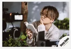 【中古】生写真(ジャニーズ) Sexy Zone/菊池風磨/横型・バストアップ・衣装ベージュ・白・チェック柄・眼鏡・左向き・右手本・左手人差し指立て/アルバム「PAGES」MV＆ジャケ写オフショット/公式生写真