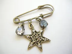アンティークカラー星のカブトピンブローチ　スワロフスキー