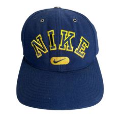 【キャップ/帽子】90s NIKE カレッジロゴ アーチロゴ ビンテージ キャップ 刺繍 スウッシュ Swoosh スナップバック ブルー 青 イエロー 黄