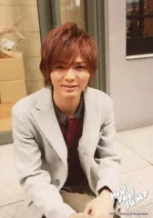 【中古】生写真(ジャニーズ) Hey! Say! JUMP/薮宏太/膝上・衣装グレー・赤・足組み・両手膝/「Hey! Say! JUMP NEW YEAR CONCERT 2012」フォト