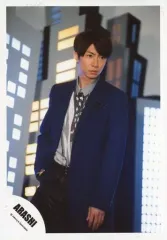 【中古】生写真(ジャニーズ) 嵐/相葉雅紀/膝上・ジャケット青・シャツ黒グレー・右手ポケット・体左向き・顔右向き・背景ビルのオブジェ/「復活LOVE」PV＆ジャケ写撮影オフショット/公式生写真