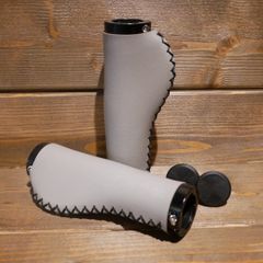 【新品】手縫いステッチグリップ 握りやすいエルゴ形状 グレー 合皮レザー