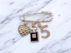 チャーム3種付き安全ピンブローチ