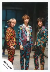 【中古】生写真(ジャニーズ) 関ジャニ∞/集合(3人)/膝上・衣装オレンジ黄青ピンク紫・センター大倉・目線右上・丸山両手ポケット/『なぐりがきbeat』PV＆ジャケ写撮影/公式生写真