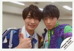 【中古】生写真(ジャニーズ) ジャニーズJr./那須雄登・作間龍斗/横型・バストアップ・衣装白・青・紫・那須右手親指立て/Johnnys’ ISLAND セルフィー 2020/公式生写真