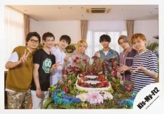 【中古】生写真(ジャニーズ) Kis-My-Ft2/集合(7人)/横型・膝上・室内・両手パー・ピース・カメラ目線・ケーキ/LIVE DVD「Kis-My-Ft2 LIVE TOUR 2019 FREE HUGS!」 特典映像オフショット/公式生写真