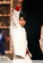 【中古】生写真(ジャニーズ) 7WEST/藤井流星/ライブフォト・上半身・ジャケット白・シャツ赤・右手上げ・Johnny’s web/KANSAI JOHNNY’S Jr WEST