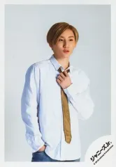 【中古】生写真(ジャニーズ) SixTONES/京本大我/膝上・衣装白・右手ポケット・左手ネクタイ・右向き・背景白/JOHNNYS’ ISLAND STORE オフショット/公式生写真