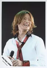 【中古】生写真(ジャニーズ) Hey! Say! JUMP/高木雄也/ライブフォト・バストアップ・衣装白赤・右手マイク・目線右・笑顔・背景黒/公式生写真