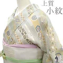【中古】 小紋 着物 リサイクル 正絹 桃山時代 能装束の美 白 くすみ緑 宝尽くし 千鳥 亀甲 花菱 古典柄 カジュアル 小紋 着物 春 秋 冬 仕立て上がり 身丈161 裄丈68 Ｍサイズ みやがわ sb15481