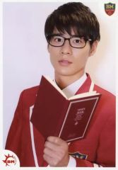 [중고]생사진(남성) BOYS AND MEN/츠지모토 타츠키/버스트 업·의상 레드·백·안경·왼손 책·배경 흰색·[BM GAKUEN]/[보이멘 학원 문화제] 랜덤 생 사진