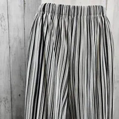 [値下げ交渉歓迎] レディース パンツ Bershka M ストライプ ワイドパンツ モノトーン ゆったり 涼しげ 春夏リゾート風 美脚シルエット 体型カバー 楽ちんウエスト ゴム仕様 目立った汚れなし 即購入OK 22