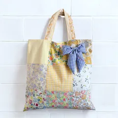 TB01 リバティプリントで作ったパッチワークのトートバッグ　イエロー系　リボンチャーム付き