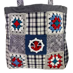 しっかり生地の大容量トートバッグ「バンダナ」グラニースクエア たっぷり入って便利 折り畳み傘やペットボトルが入るサイドポケット付き 手荷物を仕切り分けできる内ポケット付き バンダナ柄 チェック柄 クロシェ編み ペイズリー ハンドメイド １点物 オリジナル商品