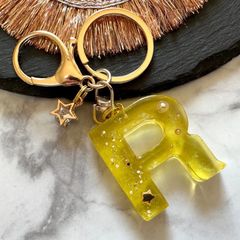 yellow star☆レジンイニシャルキーホルダー　R