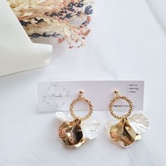 ゴールドフラワー × ホワイトフラワー デザインリング マット 雫 ピアス/イヤリング