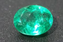 天然エメラルド0.513ct 約5×6mm ソーティング付き！