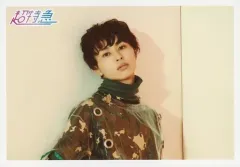 【中古】生写真(男性) 超特急/タクヤ(草川拓弥)/横型・バストアップ・衣装緑・両手下げ・顔左傾け・背景黄/「超特急 POP UP STORE」GOLDEN EPOCH SPECIAL 生写真 タクヤ PRUDUCE Ver.(渋谷限定)