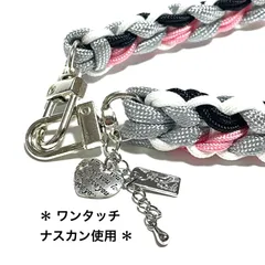 ハンドストラップ　🩶🩷 シルバーグレー×ピンク　スマホ　ストラップ　👜バッグチャーム　キーホルダー　パラコード　ハート編み-B　ハンドメイド　★可愛いメタリックチャーム付き