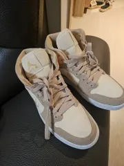 レディース NIKE(ナイキ) エア ジョーダン 1 ハイ ベージュ トン