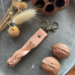 本革　三つ編みキーホルダー　サドルレザー　アンティーク金具　ナスカン付き　おしゃれ　シンプルキーホルダー