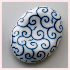 （５Ｐセット）陶器製　和柄　箸置（唐草）　K7166　◎2セット目～大幅値引き対象商品　※陶器,個性的,シリーズ,高級感,高品質,おしゃれ,お祝い事,新春,お正月,宴会,新年会,縁起,おもてなし,御膳,箸置き,きれい,バリエーション,伝統模様,レトロ