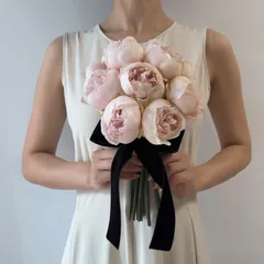 32.【ブートニア付】ピンク薔薇×黒ベルベットリボン　ウェディングブーケ