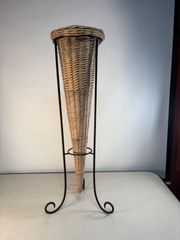 ラタン製 スタンドバスケット 花瓶台 螺旋デザイン - メルカリ