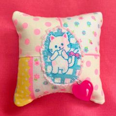 ハンドメイド　パッチde針山　ネオンなニャンコ　針山　ピンクッション　パッチワーク　ネコ　猫　ネオンカラー　雑貨　ハート　チャーム