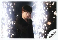 【中古】生写真(ジャニーズ) Kis-My-Ft2/宮田俊哉/横型・上半身・衣装黒・右手上げ・右向き・カメラ目線・背景花火/シングル「LOVE」MV＆ジャケ写オフショット/公式生写真 