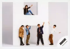 【中古】生写真(ジャニーズ) 嵐/集合(5人)/横型・全身・衣装茶白黒青・二宮大野右手指指し・相葉左手パー・松本仰け反り・櫻井座り・Hのオブジェ・背景白/「Are You Happy?」ジャケ写撮影＆「Don’t You Get It」PV撮影/公式生写真