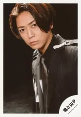 【中古】生写真(ジャニーズ) 亀と山P/亀梨和也/バストアップ・衣装黒・両手下・左向き・カメラ目線・背景黒/「KAME ＆ YAMA-P Dome Tour 2020 SI」グッズオフショット/公式生写真のサムネイル