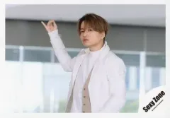 【中古】生写真(ジャニーズ) Sexy Zone/菊池風磨/横型・上半身・衣装白・左向き・右手小指立て上げ・目線右上/アルバム「PAGES」MV＆ジャケ写オフショット/公式生写真