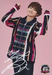 【中古】生写真(男性) 超特急/ユーキ(村田祐基)/印刷サイン入り・膝上・背景ピンク/「『夢の青春8きっぷ』会員限定ファンクラブ抽選会」準急賞オリジナル生写真