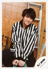 【中古】生写真(ジャニーズ) Aぇ! group/正門良規/膝上・座り・衣装黒.白・両手下・脚立/「僕らAぇ! groupがbrakeしそうですねん?!」グッズオフショット/公式生写真