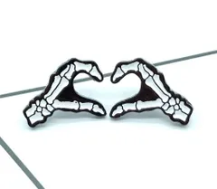 スケルトン ピン ブローチ 骨 ハート 2つセット 骸骨 小ぶり ハンド ガイコツ ハート きゅん ペア カジュアル ギフト 贈り物 新品