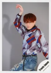 【中古】生写真(ジャニーズ) Travis Japan/松倉海斗/膝上・衣装グレー.赤.青・右手上げ・左向き・左手下/「Travis Japan LIVE TOUR 2020 ENTER 1234567」グッズオフショット/公式生写真