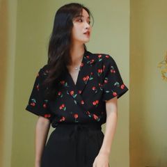 【柄シャツ】さくらんぼプリントの Vネック柄シャツ【ブラック】