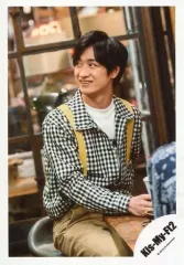 【中古】生写真(ジャニーズ) Kis-My-Ft2/宮田俊哉/膝上・座り・衣装白黒ベージュ・右手机の上/18初夏 コンサートパンフ＆グッズ撮影オフショット