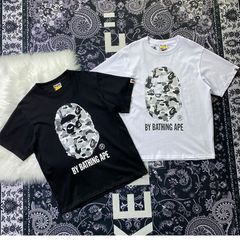 【A BATHING APE 】 2色選択可能  アベイシングエイプ 大人気　迷彩Ｔシャツ  男女兼用 カジュアル ストリート プリント 春夏 おしゃれ 半袖 黒白 ブラック ホワイト ZXC154