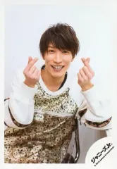 【中古】生写真(ジャニーズ) Snow Man/渡辺翔太/上半身・衣装白・柄有・椅子座り・両指でハート作り・背景白/JOHNNYS’ ISLAND STORE オフショット/公式生写真