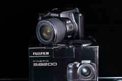FUJIFILM FinePix s8200 [動作品] 元箱付き 光学ズーム４０倍